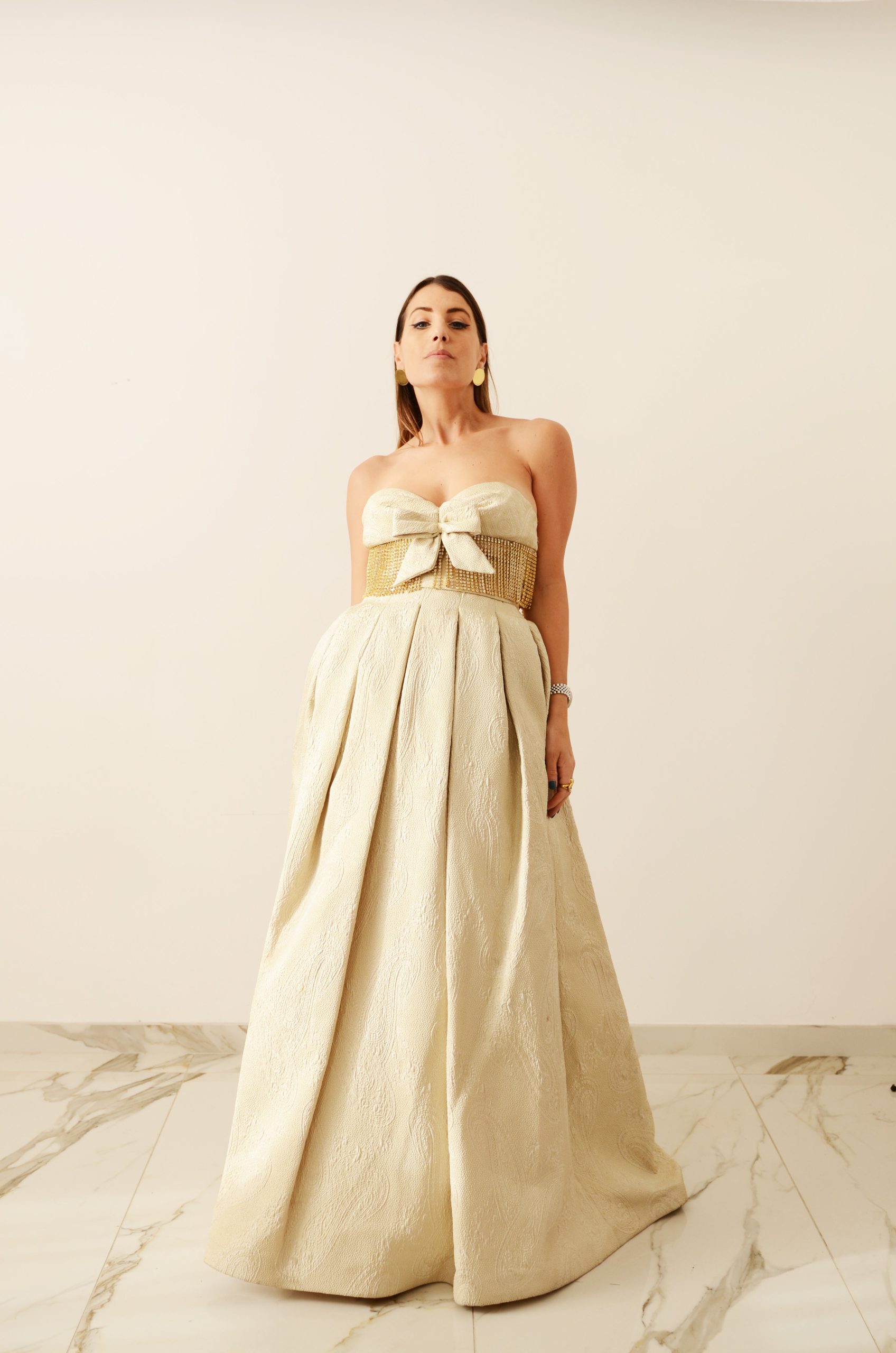 Abito Gai Mattiolo vintage in tessuto broccato con frange di cristalli e fiocco