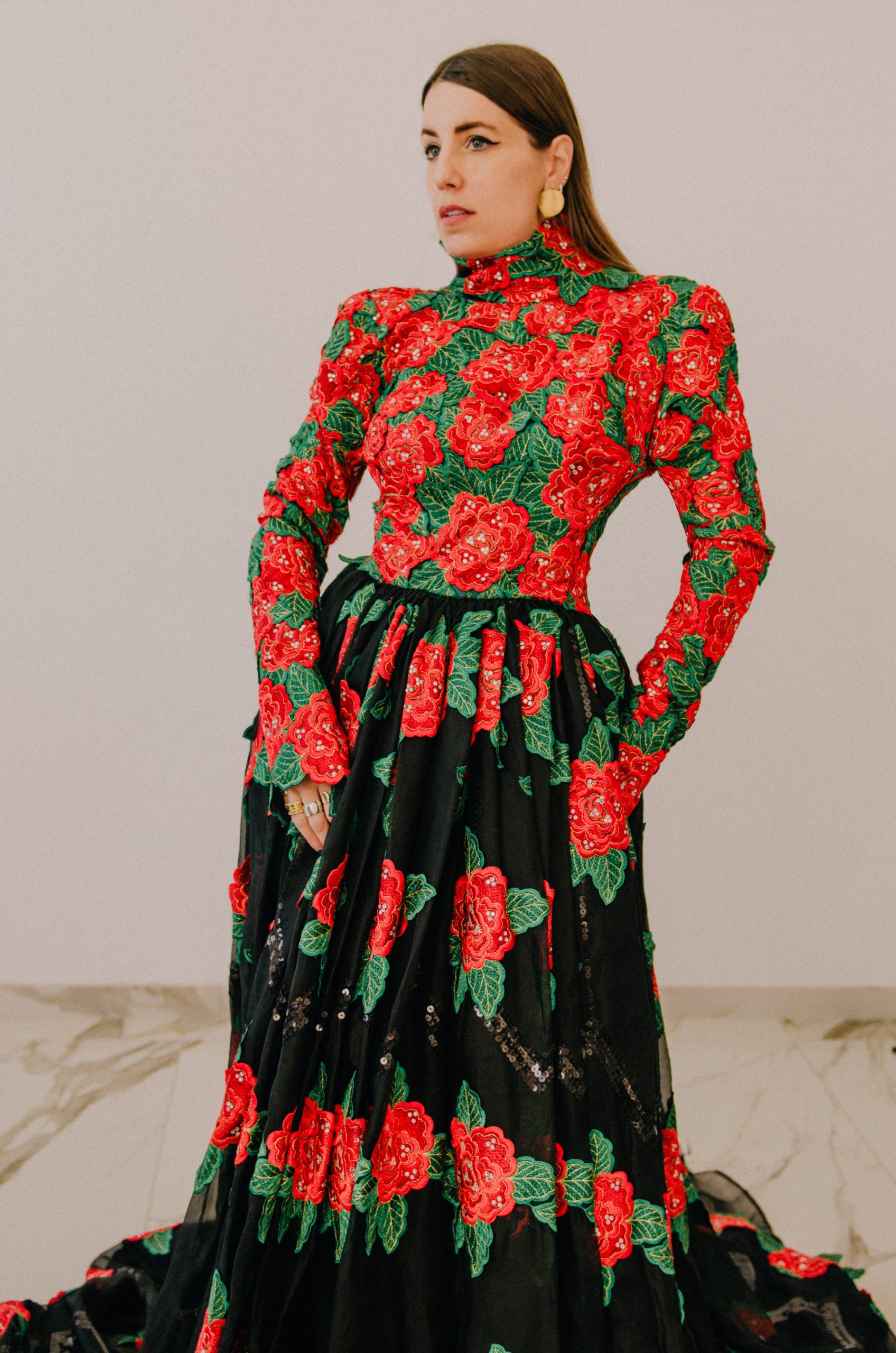 Abito Gai Mattiolo vintage con ricami di fiori rossi e strass