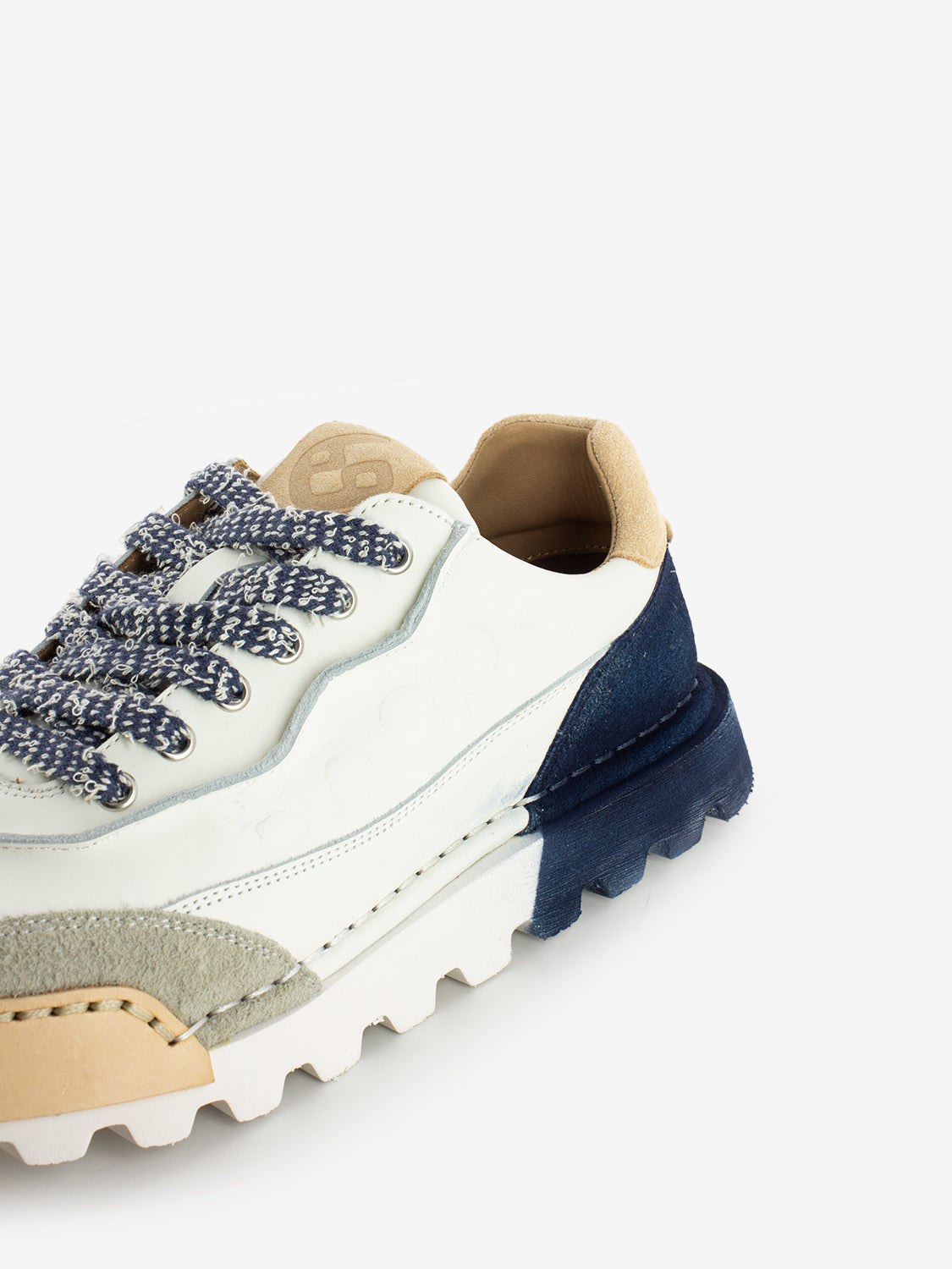 Sneakers in pelle bianco / jeans