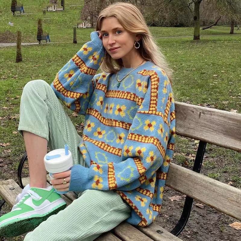 Maglione a righe e fiori in stile vintage per ragazze