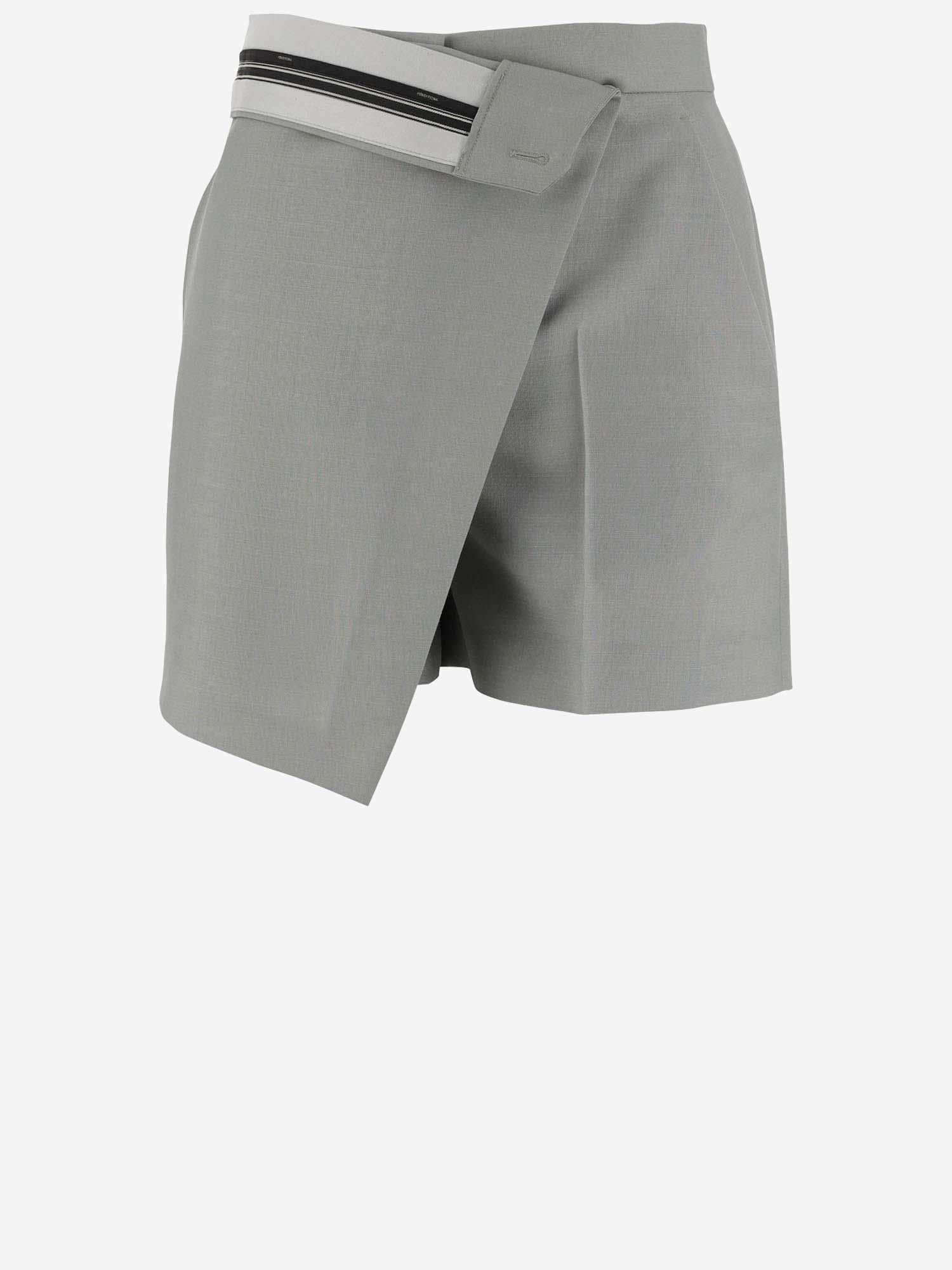 PANTALONI CORTI ASIMMETRICI