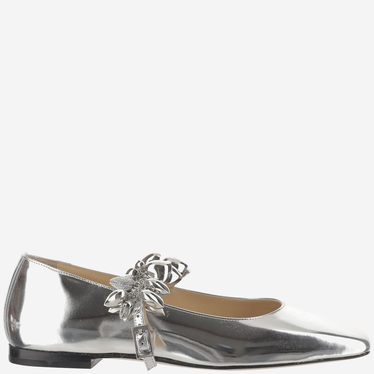 SCARPA BASSA CON DECORAZIONE METALLICA